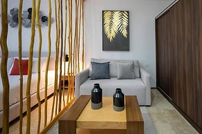 Stylish Studios Pool Near Beach