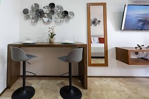 Stylish Studios Pool Near Beach