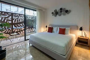 Stylish Studios Pool Near Beach