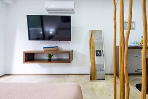 Stylish Studios Pool Near Beach