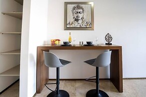 Stylish Studios Pool Near Beach