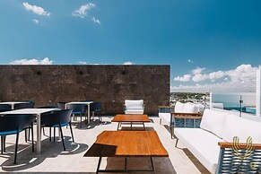 Stylish Studios Pool Near Beach