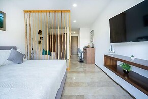 Stylish Studios Pool Near Beach