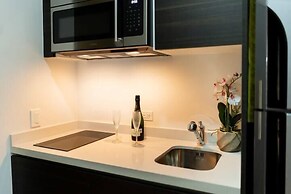 Stylish Studios Pool Near Beach