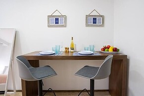 Stylish Studios Pool Near Beach