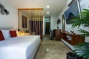 Stylish Studios Pool Near Beach