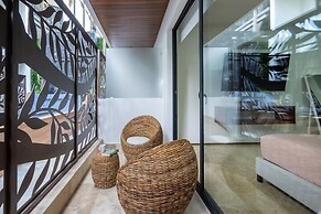 Stylish Studios Pool Near Beach