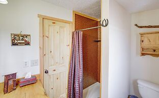 Roberts Home w/ Western Decor & Mountain Views!