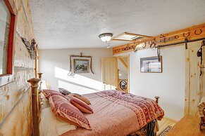 Roberts Home w/ Western Decor & Mountain Views!