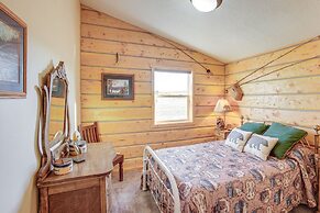 Roberts Home w/ Western Decor & Mountain Views!