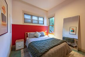 Roe Parker House 2 Bedroom Home by RedAwning