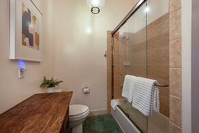 Roe Parker House 2 Bedroom Home by RedAwning