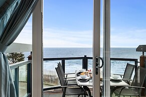 Schooner House - Panoramic Sea Views and Parking