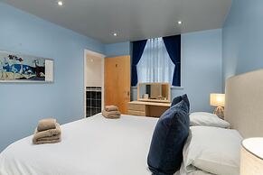 Schooner House - Panoramic Sea Views and Parking