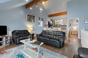 Schooner House - Panoramic Sea Views and Parking