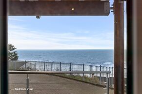 Schooner House - Panoramic Sea Views and Parking