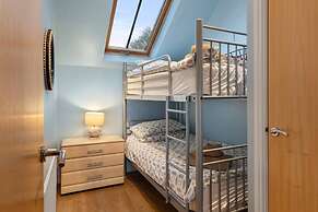 Schooner House - Panoramic Sea Views and Parking