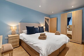 Schooner House - Panoramic Sea Views and Parking