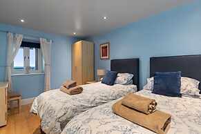 Schooner House - Panoramic Sea Views and Parking