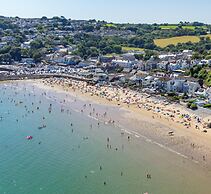 Schooner House - Panoramic Sea Views and Parking