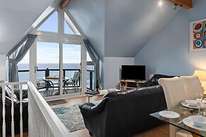 Schooner House - Panoramic Sea Views and Parking