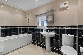 Schooner House - Panoramic Sea Views and Parking