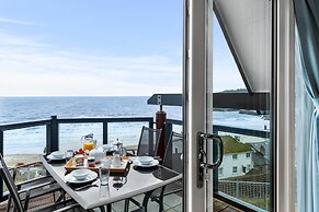 Schooner House - Panoramic Sea Views and Parking
