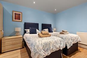 Schooner House - Panoramic Sea Views and Parking