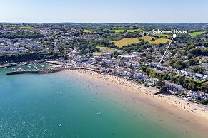 Schooner House - Panoramic Sea Views and Parking
