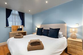 Schooner House - Panoramic Sea Views and Parking