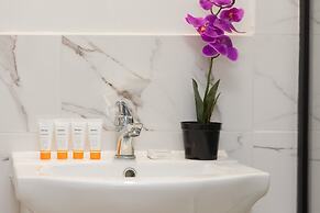 White Studio in City Center by Renters