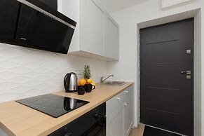 White Studio in City Center by Renters