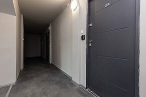 White Studio in City Center by Renters