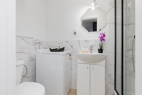White Studio in City Center by Renters