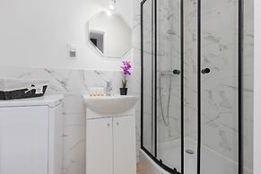 White Studio in City Center by Renters