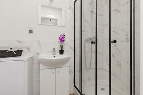 Beige Studio in City Center by Renters