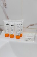 Beige Studio in City Center by Renters