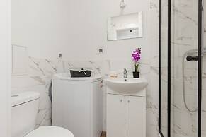 Beige Studio in City Center by Renters