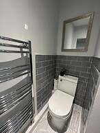 Immaculate 4-bed Detached House in Bootle