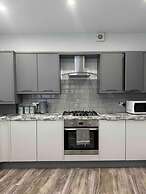 Immaculate 4-bed Detached House in Bootle