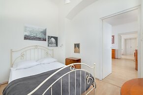 Picturesque Apartment Krakow by Renters