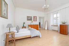 Picturesque Apartment Krakow by Renters