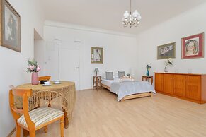 Picturesque Apartment Krakow by Renters