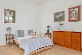 Picturesque Apartment Krakow by Renters