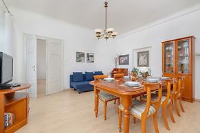 Picturesque Apartment Krakow by Renters