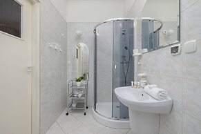 Picturesque Apartment Krakow by Renters