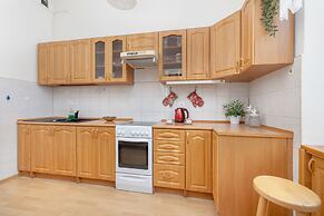 Picturesque Apartment Krakow by Renters
