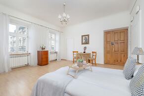 Picturesque Apartment Krakow by Renters