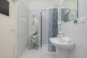 Picturesque Apartment Krakow by Renters