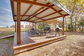Reservoir & Dock Access: Pet-friendly Kerens Cabin